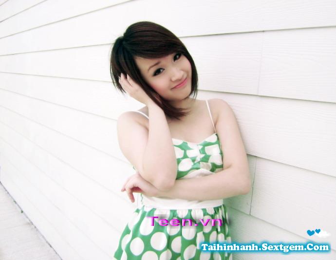 bé teen mặc váy xanh