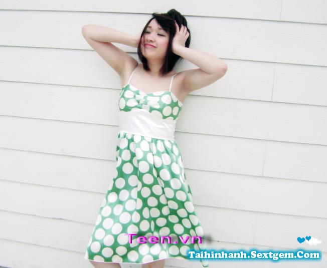 bé teen mặc váy xanh