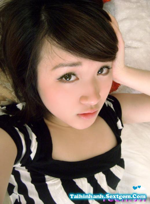 bé teen mặc váy xanh