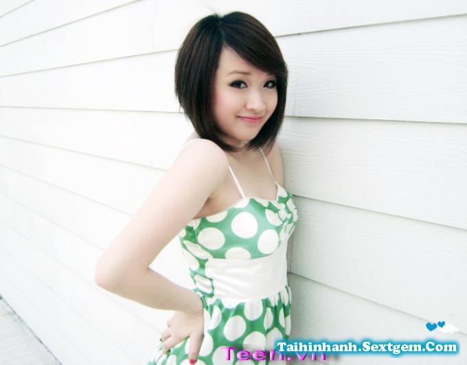 bé teen mặc váy xanh